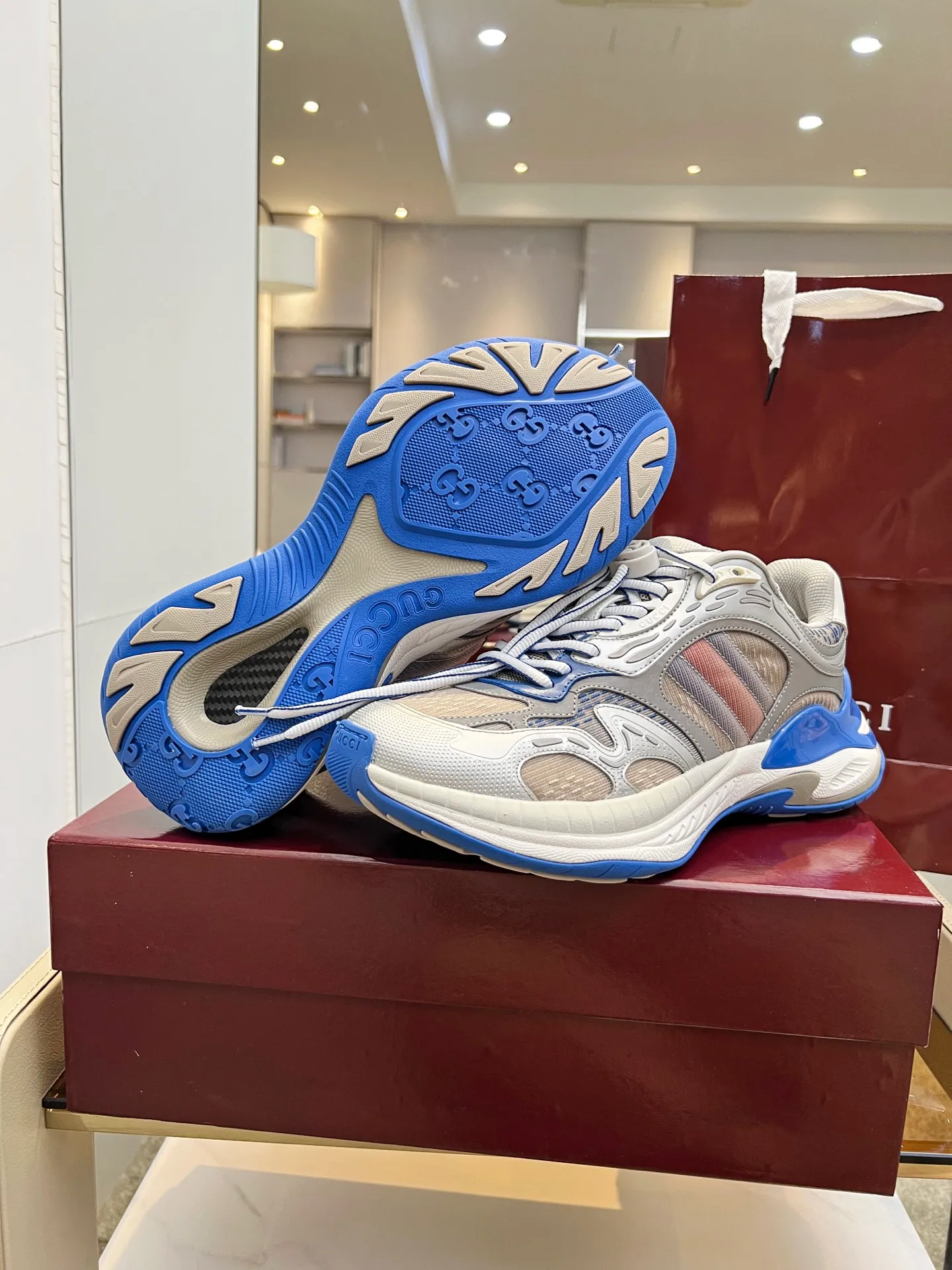 👟👟Ex-factory price 860👟👟 Men's size +10 Gucci 2.0 sneakers reinterpret the brand's iconic striped webbing elements. When retro genes collide with futuristic design, this new pair of Gucci shoes directly reaches the trend threshold💥 ✔️Color combination of caron color contrast + classic stripes, GG reflective piping, visual impact, and comes with a high-light filter when going out ✔️ The structure is made of multi-layer splicing of different materials, mesh is breathable, leather is shaped, and the outsole is combined with EVA rubber. It is fashionable and practical. ✔️ Details are made of double G midsole + iconic double G lock shoelaces. The retro DNA is crazy and restless, and every step is based on the trendy aesthetic. Size: 35-41 for women, 39-46 for men, (41.46 custom-made)